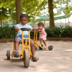 Kinderen spelen bij het meer