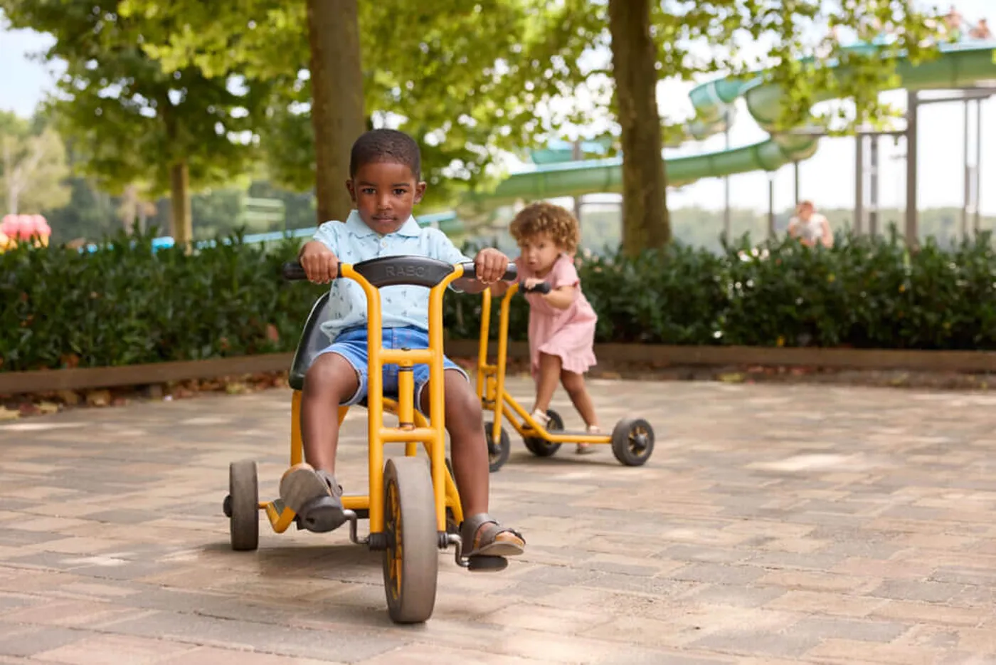Kinderen spelen bij het meer