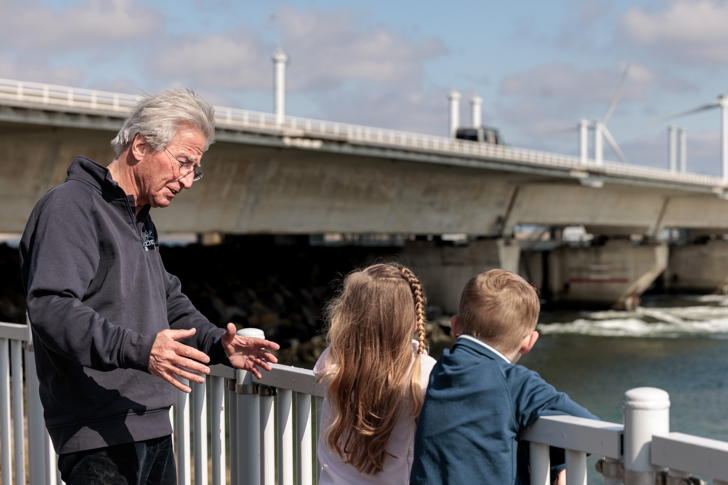 Gids legt werking van de stormvloedkering uit aan kinderen