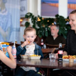 Gezin geniet van een maaltijd in het restaurant van Deltapark Neeltje Jans