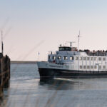 Rondvaartboot op de Oosterschelde met bezoekers aan boord die uitkijken over het water.