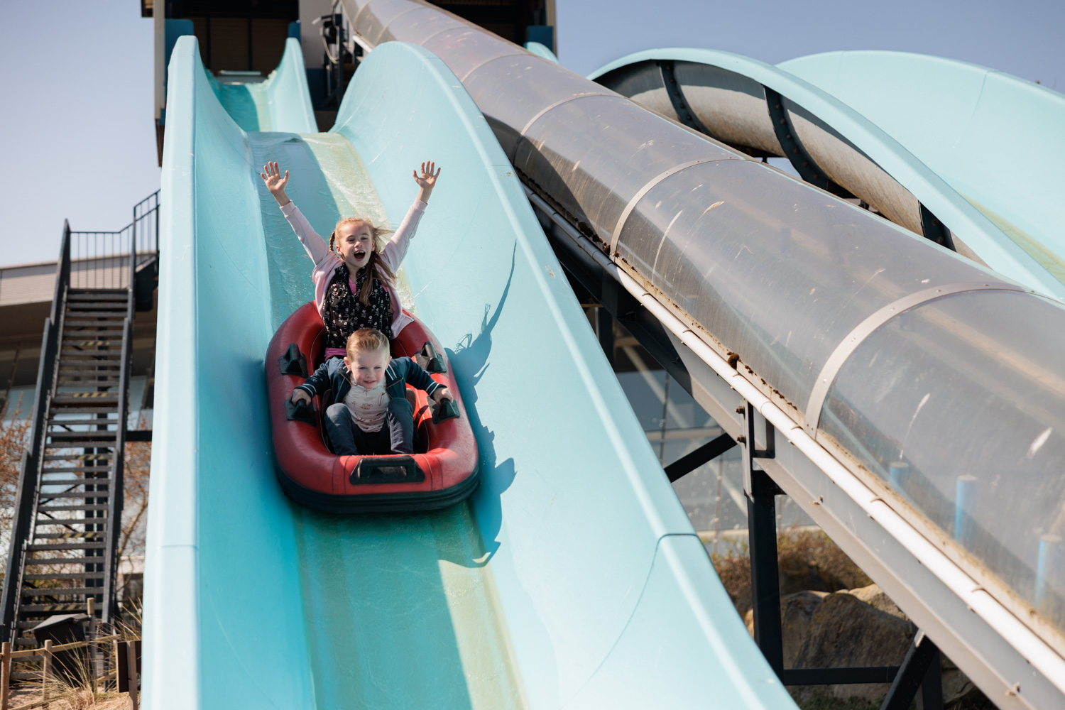 Kinderen roetsjen van de waterglijbaan in Deltapark Neeltje Jans