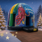 Kinderen springen en spelen op een kleurrijk, opblaasbaar discokussen in de buitenlucht bij Deltapark Neeltje Jans.