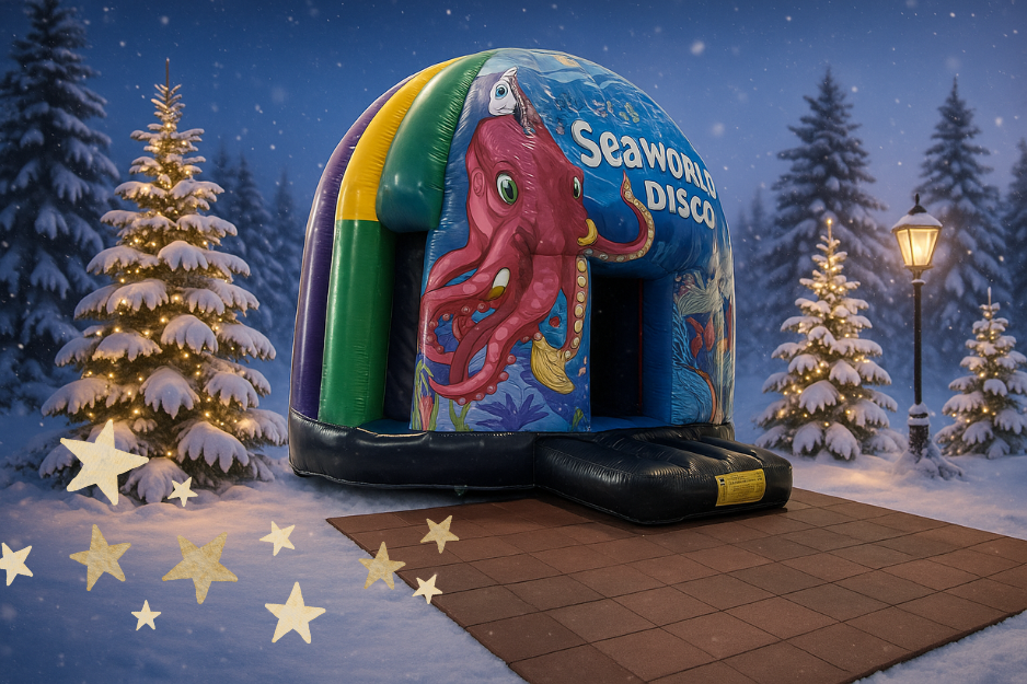 Kinderen springen en spelen op een kleurrijk, opblaasbaar discokussen in de buitenlucht bij Deltapark Neeltje Jans.